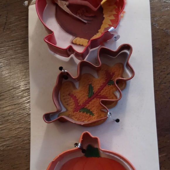 NEW Wilton HARVEST 3-Pc. COOKIE CUTTER SET - TURKEY LEAF PUMPKIN - Picture 4 of 6